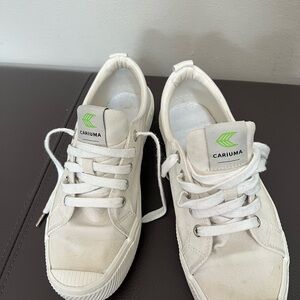 Cariuma Cream Sneakers with Green Detail